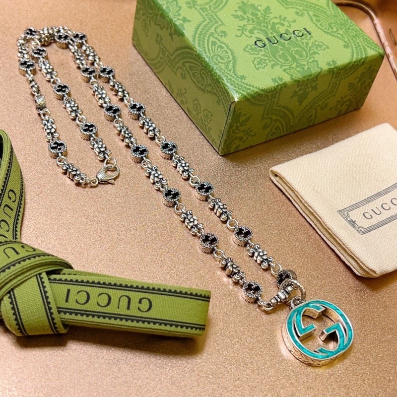 G*u*i necklaces
